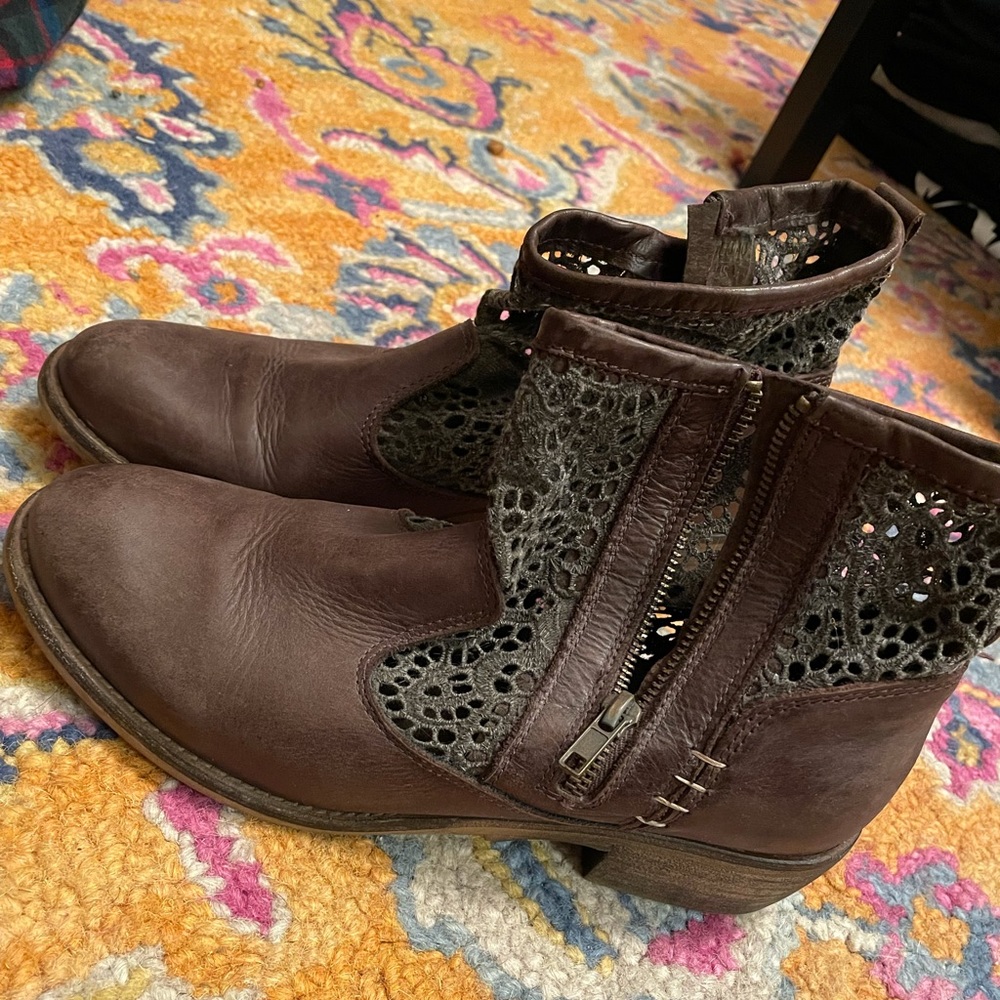 Musse and cloud lace booties